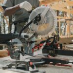Migliorare l'efficienza dei lavori di edilizia con le attrezzature giuste Close-up of a worker using a circular saw amidst forest construction. Manual craftsmanship at its best.